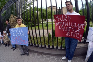 Ֆոտոշարք՝ ԱԺ շենքի դիմաց տեղի ունեցող բողոքի ակցիայից