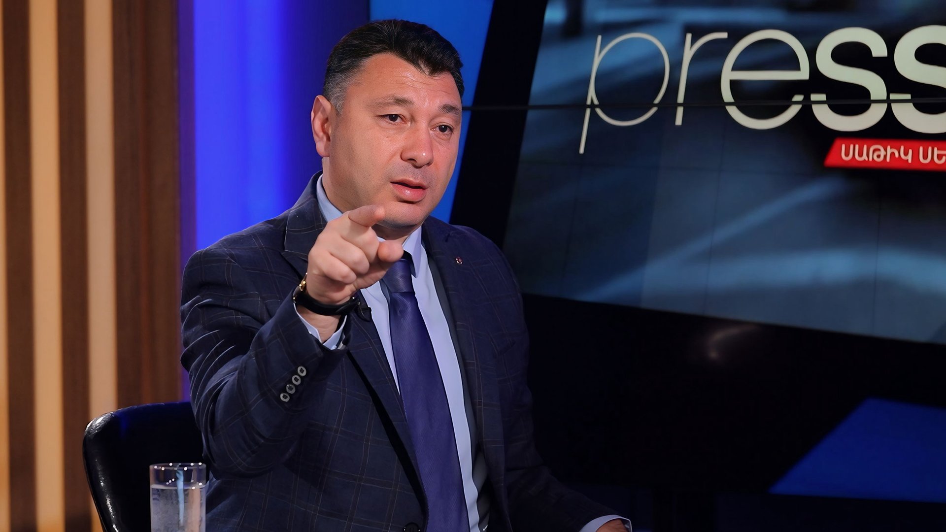 ՎՐԵՆ ՎԻՃԱԿ ՉԿԱՐ, ԱՍԵՑ՝ ՄԵՆԱԿ ՊՈՒՏԻՆԸ ԿԱՐԱ ԿԱՆԳՆԱՑՆԻ. ԱՍԵՑԻ՝ ԴԵ ԳՆԱ, ԽՆԴՐԻ…  ՀԼԸ ԻՇԽԱՆՆ ԷԼ ԱՍԵՑ՝ ՔԵԶ ԹԱՓ ՏՈՒՐ, ԴՈՒԽՈՎ ԳՆԱ, ԷԴ ՎԻՃԱԿՈՎ ԱԼԻԵՎԻ ՀԵՏ ՉԲԱՆԱԿՑԵՍ. ԷԴՈՒԱՐԴ ՇԱՐՄԱԶԱՆՈՎ