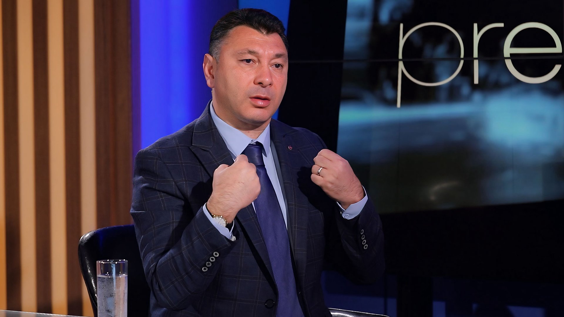 ՎՐԵՆ ՎԻՃԱԿ ՉԿԱՐ, ԱՍԵՑ՝ ՄԵՆԱԿ ՊՈՒՏԻՆԸ ԿԱՐԱ ԿԱՆԳՆԱՑՆԻ. ԱՍԵՑԻ՝ ԴԵ ԳՆԱ, ԽՆԴՐԻ…  ՀԼԸ ԻՇԽԱՆՆ ԷԼ ԱՍԵՑ՝ ՔԵԶ ԹԱՓ ՏՈՒՐ, ԴՈՒԽՈՎ ԳՆԱ, ԷԴ ՎԻՃԱԿՈՎ ԱԼԻԵՎԻ ՀԵՏ ՉԲԱՆԱԿՑԵՍ. ԷԴՈՒԱՐԴ ՇԱՐՄԱԶԱՆՈՎ