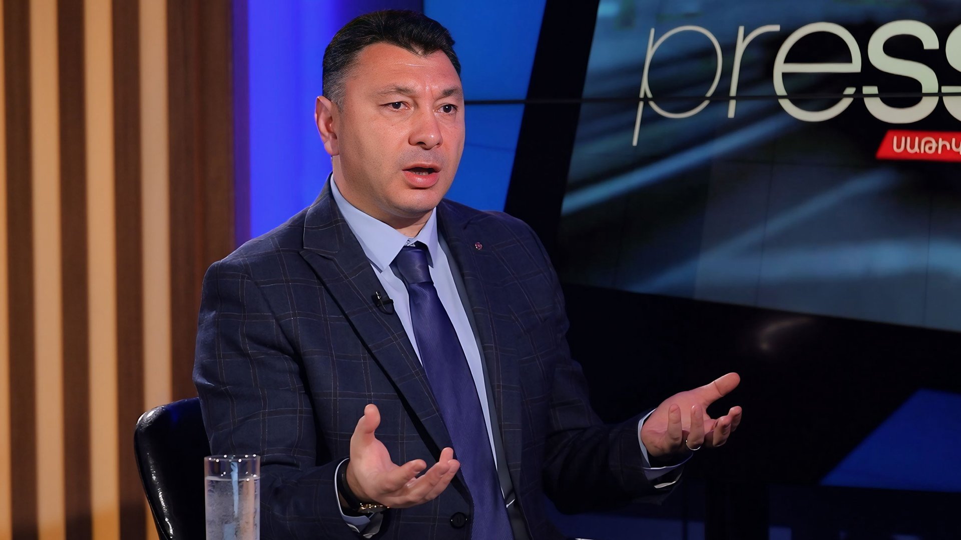 ՎՐԵՆ ՎԻՃԱԿ ՉԿԱՐ, ԱՍԵՑ՝ ՄԵՆԱԿ ՊՈՒՏԻՆԸ ԿԱՐԱ ԿԱՆԳՆԱՑՆԻ. ԱՍԵՑԻ՝ ԴԵ ԳՆԱ, ԽՆԴՐԻ…  ՀԼԸ ԻՇԽԱՆՆ ԷԼ ԱՍԵՑ՝ ՔԵԶ ԹԱՓ ՏՈՒՐ, ԴՈՒԽՈՎ ԳՆԱ, ԷԴ ՎԻՃԱԿՈՎ ԱԼԻԵՎԻ ՀԵՏ ՉԲԱՆԱԿՑԵՍ. ԷԴՈՒԱՐԴ ՇԱՐՄԱԶԱՆՈՎ