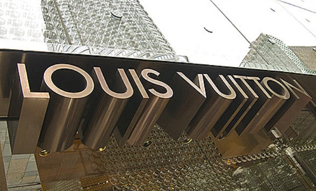 Louis-Vuitton-ne-skidyivaet-tsenyi