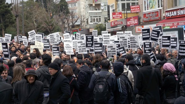 ermeni-kokenli-vatandaslara-yonelik-saldirilar-protesto-edildi-CHA-923982-4-t