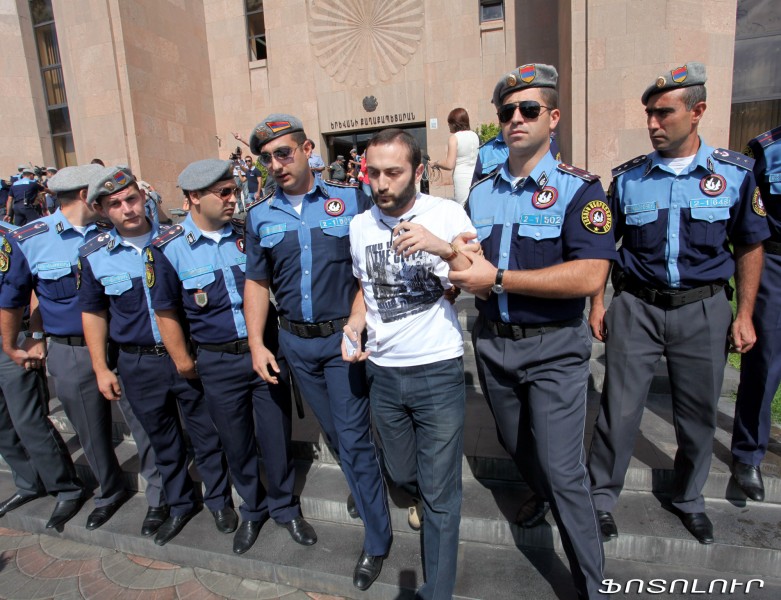 Activists who rallied in front of the Municipality of Yerevan were apprehend