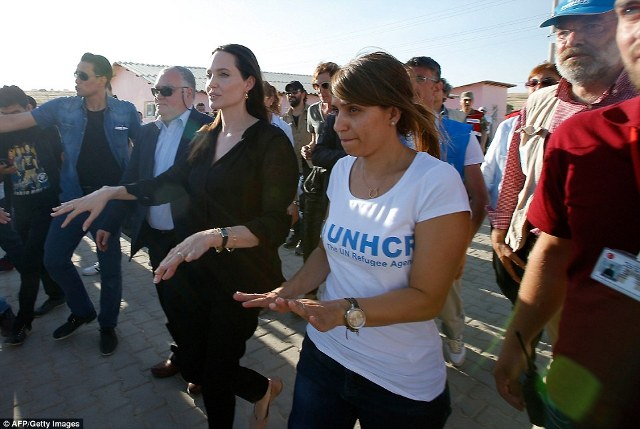 29D186F300000578-0-On_Saturday_Jolie_visited_a_refugee_camp_in_southeastern_Turkey_-a-3_1434904254019