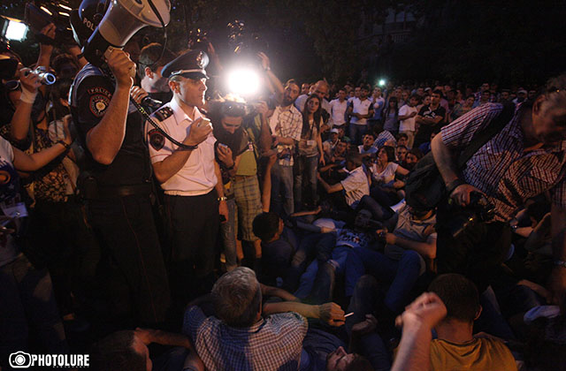 The police prevented protesting people to reach the RA Presidential Residence
