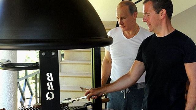 150830185124_putin_medvedev_sochi_barbeque_624x351_getty_nocredit