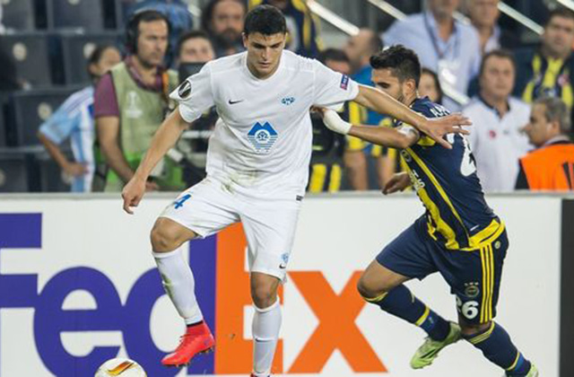 (L-R) Mohamed Elyounoussi of Molde FK, Alper Potuk of Fenerbahce during the UEFA Europa League match between Fenerbahce SK v Molde FK on September 17, 2015 at the Sukru Saracoglu stadium in Istanbul, Turkey.(Photo by VI Images via Getty Images)
