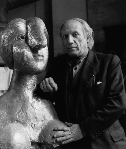 2_pablo-picasso-with-statue-bustier-de-femme_marie-therese_paris_1944_photo_herbert-list