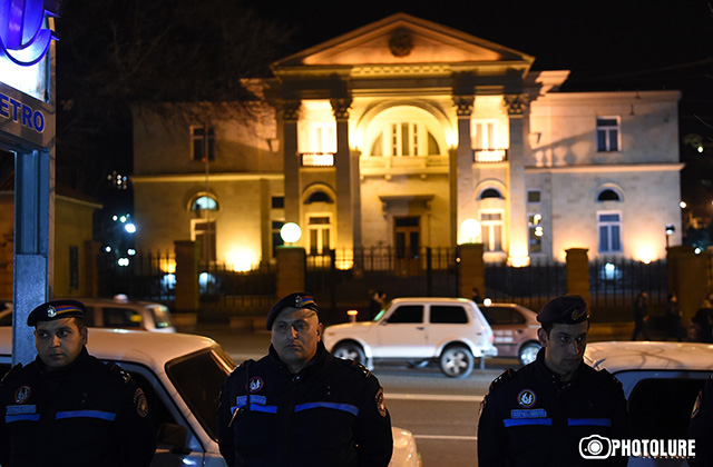 A protest action in support of Varges Gaspari took place in front of the RA Presidential Residence