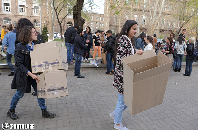 People bring necessity goods in support of the Nagorno-Karabakh’s soldiers to Mashtots Park