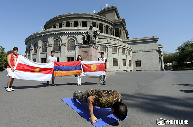 Gymnast Manvel Mamoyan set two Guinness records in the form of members of the RA Armed Forces on Freedom Square