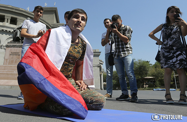 Gymnast Manvel Mamoyan set two Guinness records in the form of members of the RA Armed Forces on Freedom Square