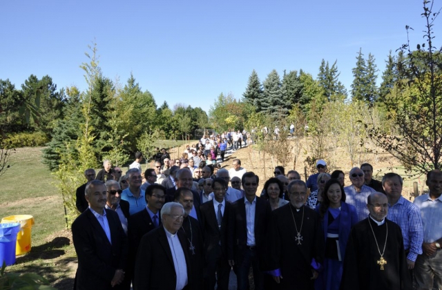 image-5a-community-members-on-the-inaugural-walk-through-the-forest-1024x680_640x420