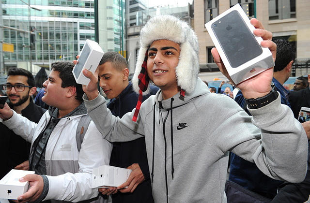 epa05541562 First in line customers Bishoy Behman () and Marcus Barsoum (L) show off their new products outside the Apple Store in Sydney, Australia, 16 September 2016. The iPhone 7, iPhone 7 Plus and Apple Watch Series 2 have been released for sale in Australia.  EPA/JOEL CARRETT AUSTRALIA AND NEW ZEALAND OUT