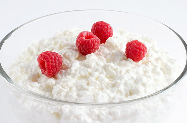 100-cottage-cheese-with-sour-cream-and-raspberry