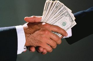 Բժշկական կենտրոնի փոխտնօրենն ու բաժնի վարիչը մեղադրվում են զորակոչիկի բարեկամից կաշառք պահանջելու և ստանալու մեջ