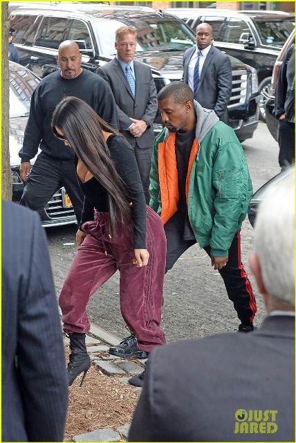 kim-kardashian-arrives-in-new-york-city-with-massive-security-05