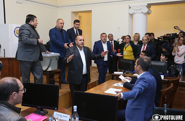 The situation is intense at the City Council session in Vanadzor