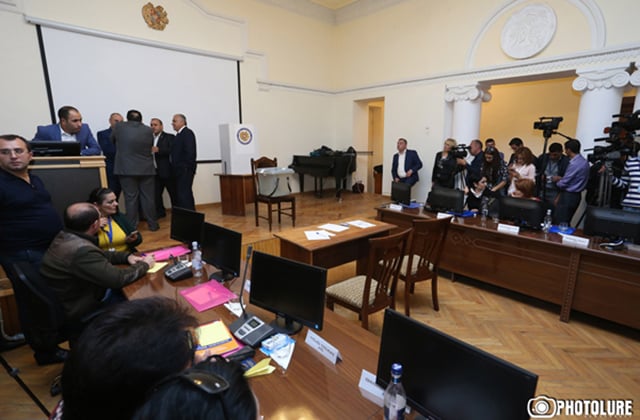 The situation is intense at the City Council session in Vanadzor