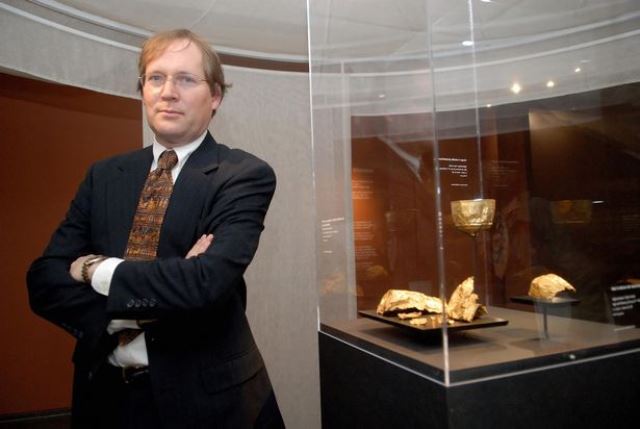 prod-archaeologist-fredrik-t-hiebert-poses-at-the-guimet-museum