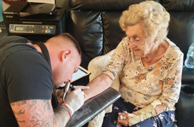 «Ես միշտ երազել եմ դաջվածքի մասին». 94-ամյա տատիկը դաջվածք է արել մահացած ամուսնու հիշատակին