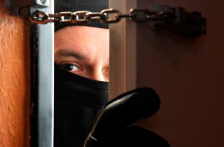 Տղամարդը տան հետնամասի դուռը բացել ու գողացել է զարդեր, թղթադրամներ. նա ձերբակալվել է