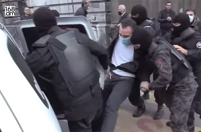 Տեսանյութ.Դիմակավորված ոստիկանները բերման են ենթարկում անհնազանդության ակցիա իրականացնող քաղաքացիներին