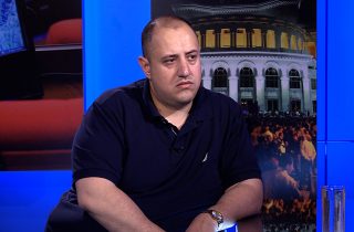 «ԱԺ-ն միակ վայրն է, որտեղ Նիկոլը վեցնոցի իր կարգավիճակից տրանսֆորմացվում է «հաթաթա տվող» ու «սրան-նրան չախող» տղայի. փողոցում դաժան է»