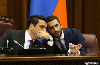 Ռուբեն Ռուբինյանի «յուրահատուկ» ժեստը՝ ԱԺ աշխատակազմի ղեկավար-գլխավոր քարտուղարին