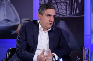 Մանդատները վերցնելու կամ դրանցից հրաժարվելու հարցը քննարկելը, կարծում եմ, ժամանակավրեպ է. Արթուր Ղազինյան