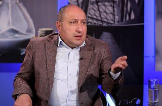Մենք շատ լավ գիտենք, թե գետնին պառկեցնելն ով է ներմուծել մեր իրականություն, ով էր բղավում, որ փռելու է ասֆալտներին. Ալումյան. «Հրապարակ»