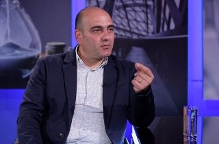 Մարդիկ գնում են ոչ թե ականջօղի ու այլ մանրուքների պատճառով, այլ՝ որովհետև անվտանգային ռիսկերն ավելանում են, չեն տեսնում իրենց կայուն ապրելակերպը․ տնտեսագետ