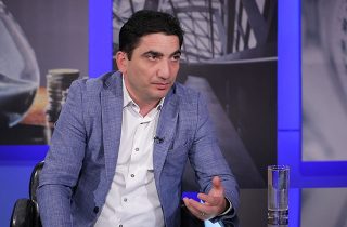 Արա Ֆիդանյանը Վալոդյայի մոտ ազգականն է ու լավ գիտի, թե ովքեր ինչպիսի խնդիրներ ունեին և ունեն Վալոդյայի հետ. Նաիրի Հոխիկյան