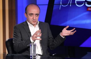 «Իրավաչափ չէ. եթե չեն ուզում, որ մարդը մասնակցի ընտրական գործընթացին, կարող են նրան զրկել քաղաքացիությունից». Տարոն Սիմոնյան
