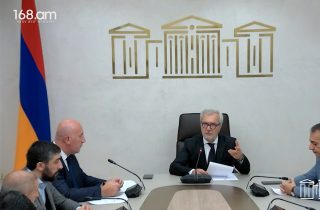 Անդրանիկ Քոչարյանը ԱԺ-ում ընդդիմադիրներին ներկա-բացակա է անում` հաշվում բացակաները