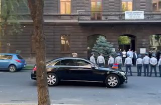 Ինչպես է Նիկոլ Փաշինյանի կորտեժը հեռանում Կառավարության շենքից
