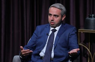 «Իրականությունը քողարկելու նպատակով հորինված պատմություն է, որ մի գերատեսչություն դիմել է վարչապետի ենթակայության ներքո գործող գերատեսչությանը՝ խնդրելու, որ նա տեխնիկական միջոցներով լուծի դատավարական խնդիր»