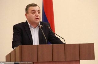 Այս պահին ձերբակալում են Արցախի ԱԺ պատգամավոր Դավիթ Գալստյանին. մի խումբ արցախցիների տեղափոխել են ԱԱԾ. Ռոման Երիցյան