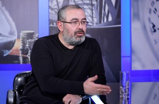 Երևանի քաղաքապետարանը մի քանի տարի երկունքի ամենադաժան ցավերի մեջ գալարվելով գիտական արժեքավոր գյուտ ա արել. Սուրեն Սահակյան