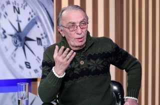 «2 սրբազաններ բանտարկված են, ո՞ր հարցն է կարևոր, թատրոնի՞, թե՞ սրբազանների, իհարկե, սրբազանների. հարցերը պետք է կոմպլեքս լուծվեն՝ մարդկային աղբն իր տեղը դնելով». Արթուր Սահակյան