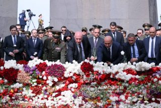 ՀՀ զինվորական վերնախավը Ծիծեռնակաբերդում հարգանքի տուրք է մատուցել Հայոց ցեղասպանության զոհերի հիշատակին