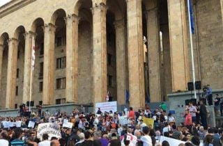 Օտարերկրյա գործակալների մասին օրինագծի քննարկմանը զուգահեռ Վրաստանի խորհրդարանի մոտ տեղի է ունենում հանրահավաք