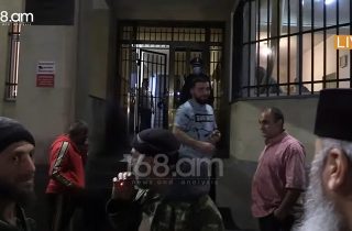 Նոյեմբերյանի ոստիկանության մոտ հավաքվածները ծափերով դիմավորում են ազատ արձակվածներին