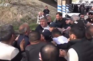Ոստիկանները ձեռք են բարձրացնում Աժ պատգամավորի վրա. լարված իրավիճակ՝ Երևան-Սևան մայրուղու վրա