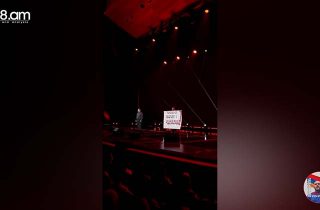 «Դավաճանը հանձնում է հայրենիքը» գրությամբ պաստառը` Մարզահամերգային համալիրի բեմում