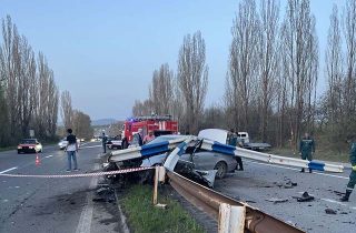 Երևան-Սևան ավտոճանապարհին մեքենան բախվել է արգելապատնեշին. կան տուժածներ