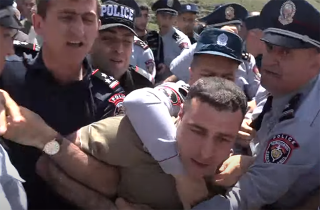 Ոստիկանները բռնի ուժ գործադրելով բերման ենթարկեցին Գերասիմ Վարդանյանին Երևան-Մեղրի ճանապարհից