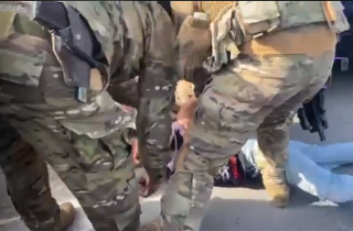 Ինչպես են դիմակավորված ոստիկանները գետնին տապալում NewDay-ի օպերատորին ու տանում Մախսուդյանի որդուն