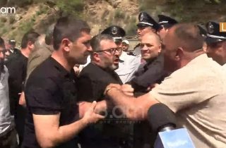 Տավուշի ոստիկանապետը հարձակվեց Գառնիկ Դանիելյանի վրա. խայտառակ լարված է իրավիճակը Բագրատաշենում