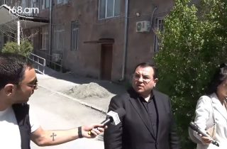 Արցախի նախկին պետնախարար Գուրգեն Ներսիսյանը դատարանի բակում հրաժարվեց շփվել լրագրողների հետ